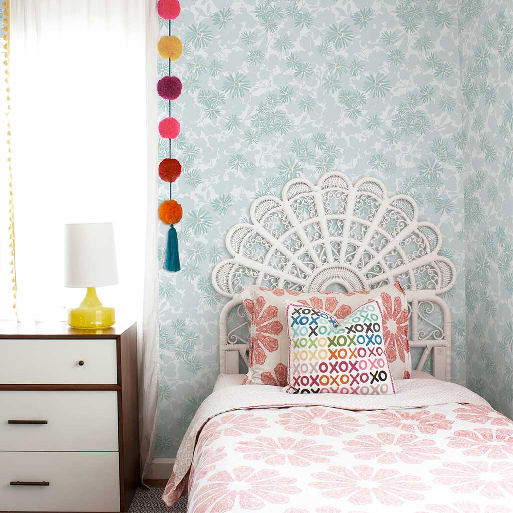 Habita wallpaper - Nimi pattern - pool color in bedroom